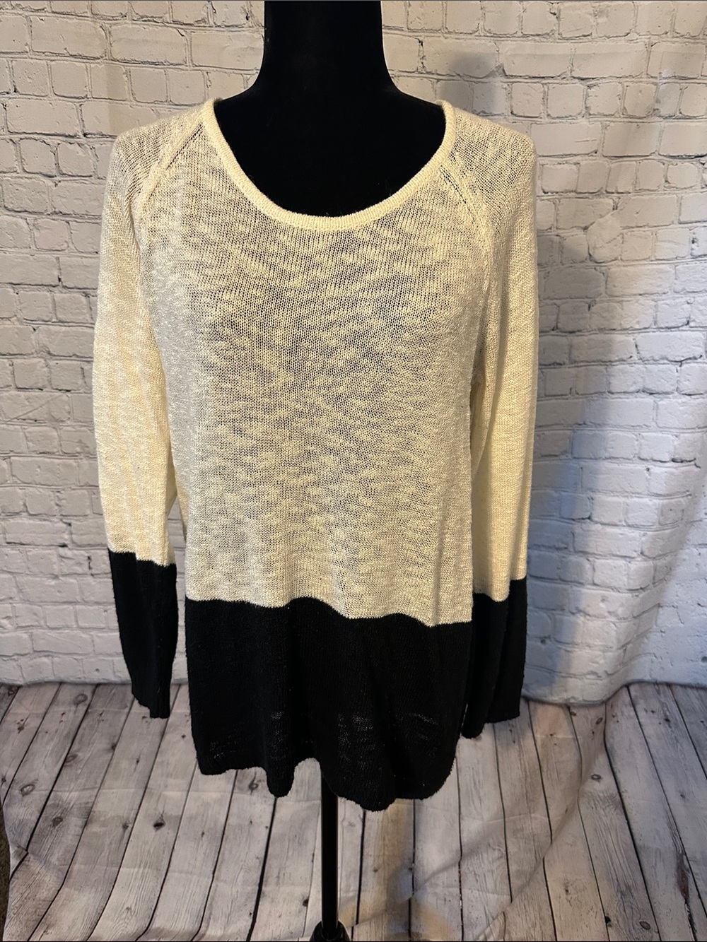 AB Studio Cream & Black Colorblock Lightweight Pullover Sweater
